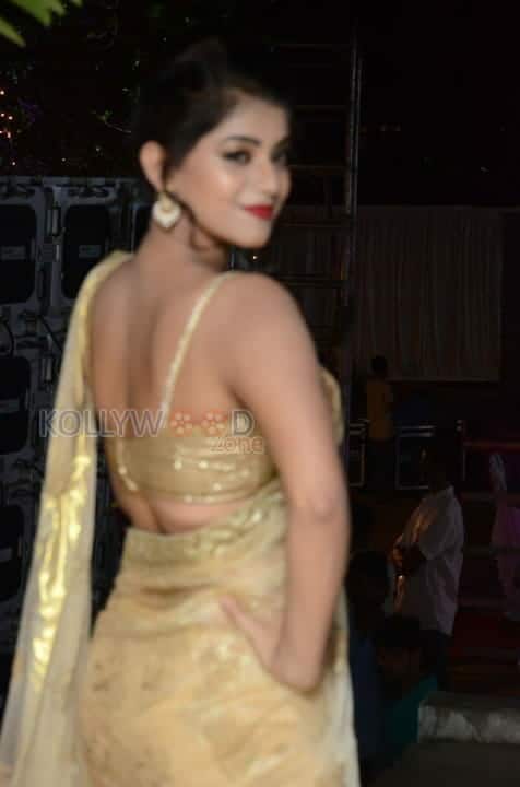 Actress Yamini Bhasker Sexy Stills 07