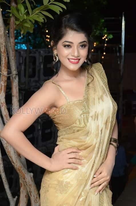Actress Yamini Bhasker Sexy Stills 08