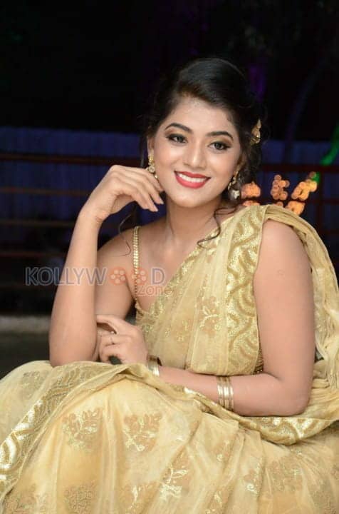 Actress Yamini Bhasker Sexy Stills 09