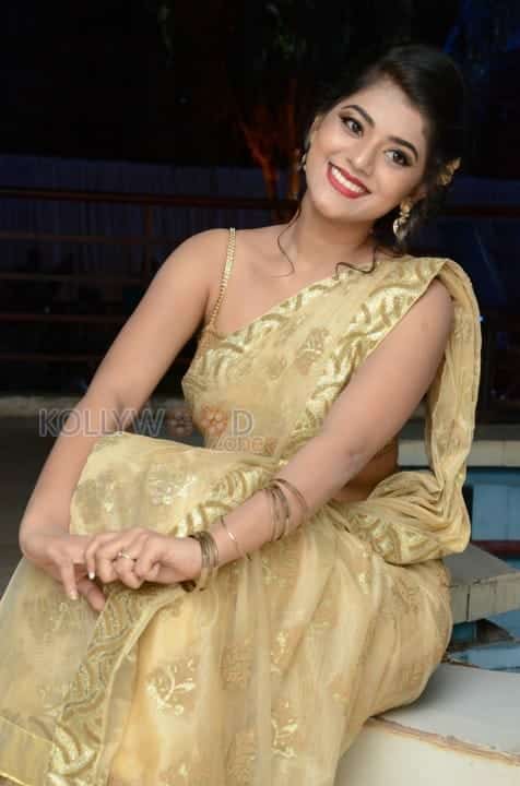 Actress Yamini Bhasker Sexy Stills 10