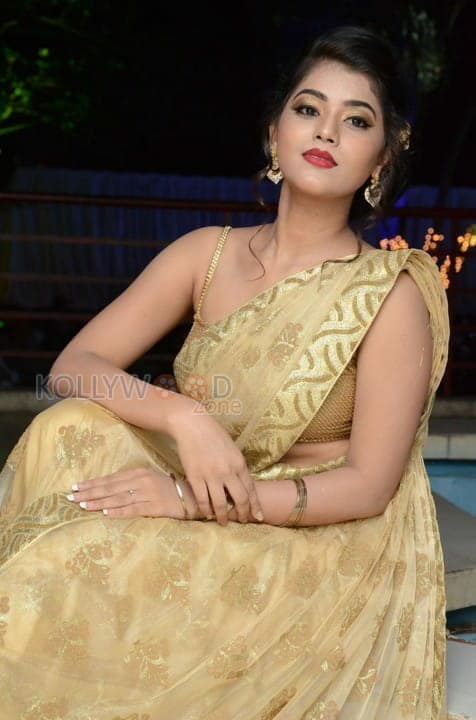 Actress Yamini Bhasker Sexy Stills 11