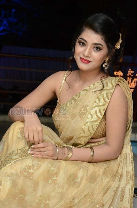 Actress Yamini Bhasker Sexy Stills 12