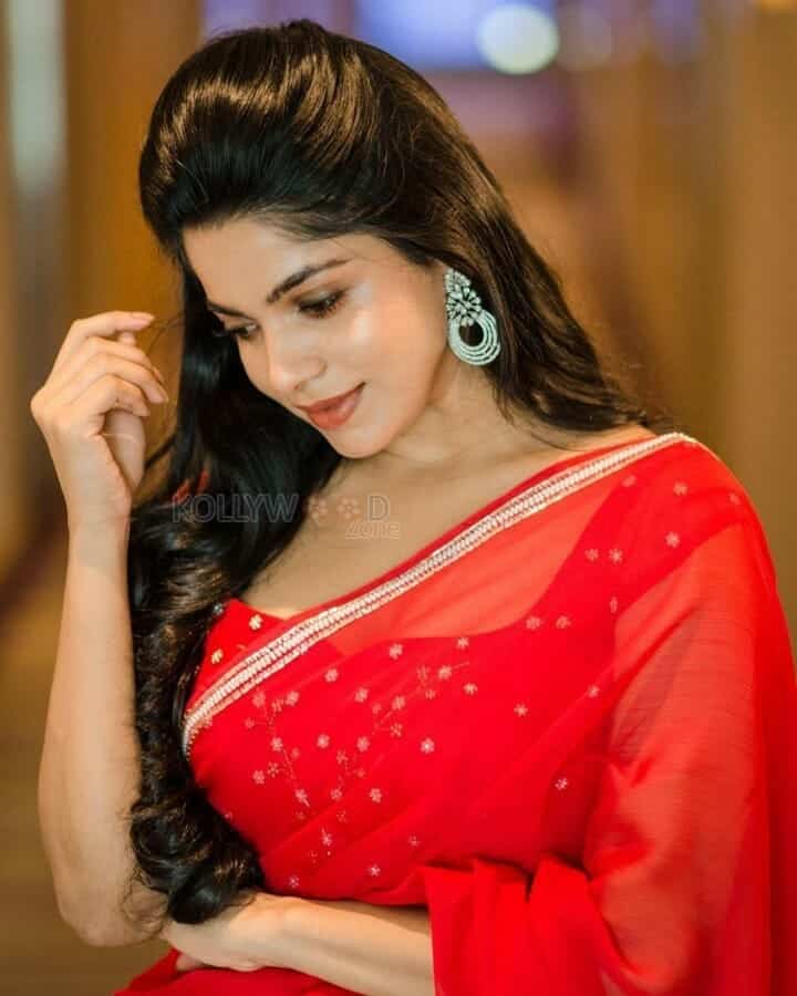 Bachelor Movie Heroine Divya Bharathi Sexy Pictures 17