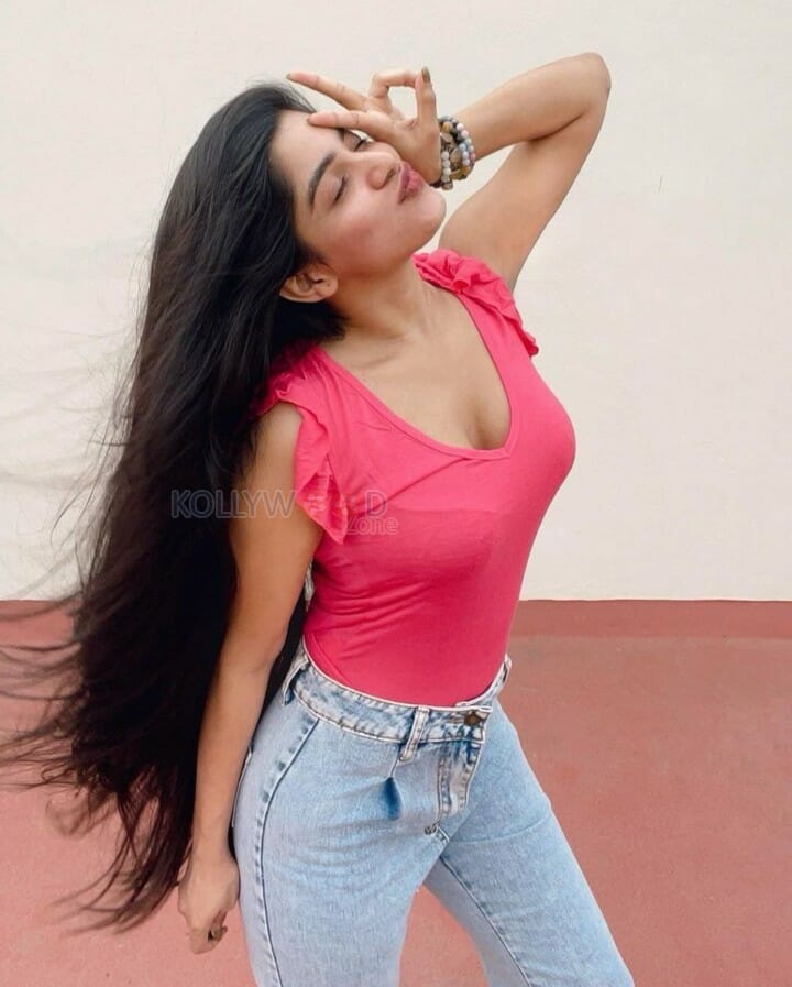 Bachelor Movie Heroine Divya Bharathi Sexy Pictures 56