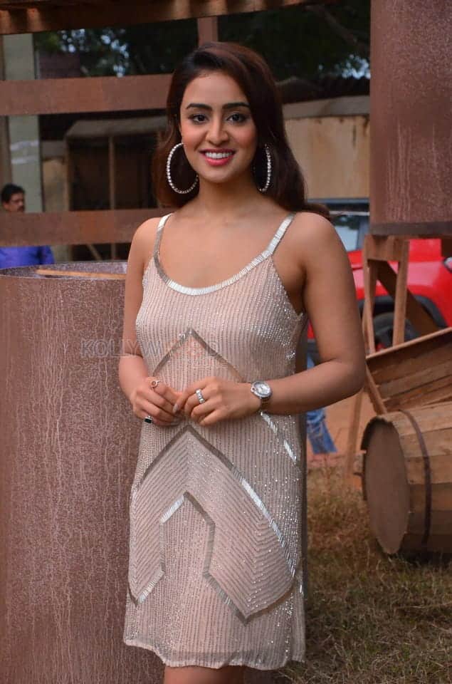 Heroine Musskan Sethi Sexy Photos 01