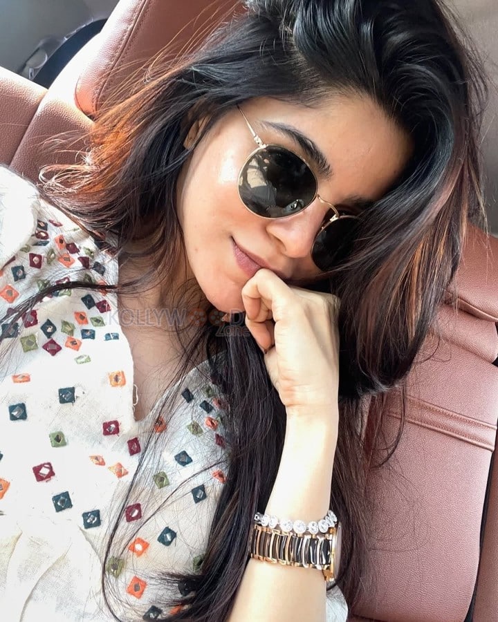 Madhil Mel Kaadhal Actress Divyabharathi Car Selfie Photos 03
