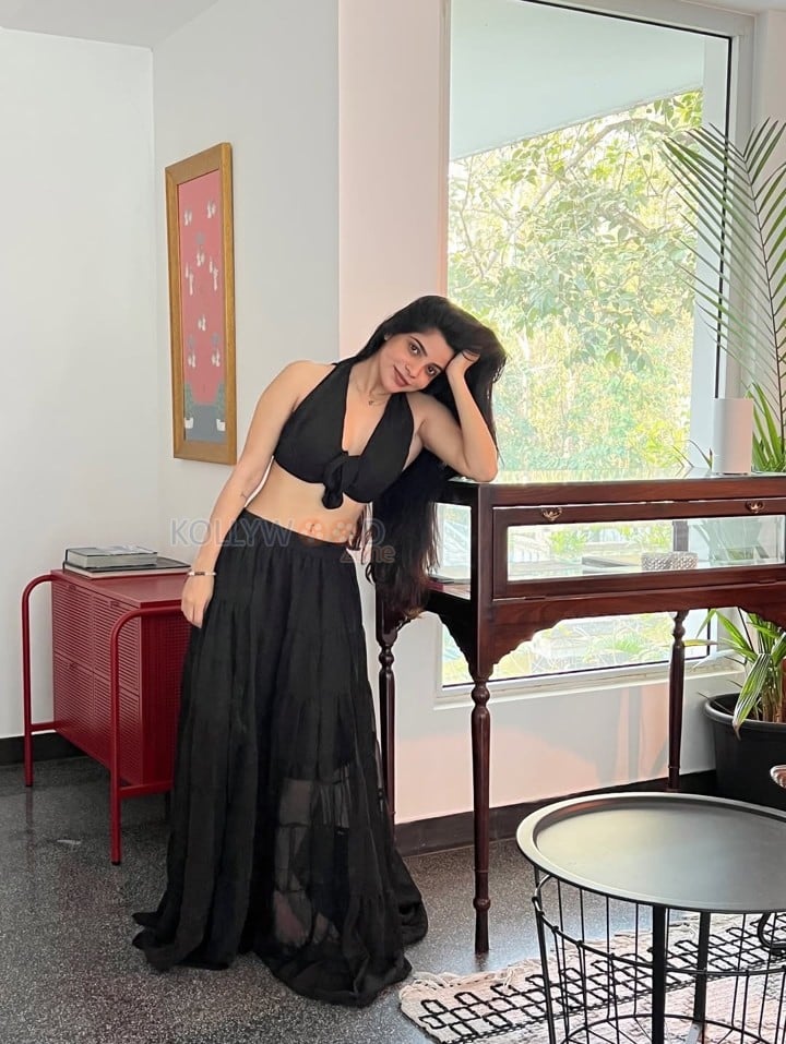 Madhil Mel Kaadhal Actress Divyabharathi in a Black Long Skirt with a Front Knotted Sleeveless Blouse Photos 02