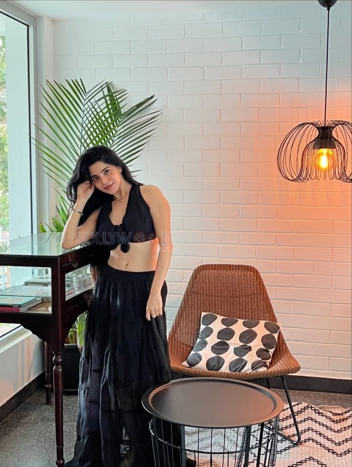 Madhil Mel Kaadhal Actress Divyabharathi in a Black Long Skirt with a Front Knotted Sleeveless Blouse Photos 03