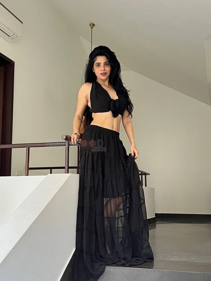 Madhil Mel Kaadhal Actress Divyabharathi in a Black Long Skirt with a Front Knotted Sleeveless Blouse Photos 04