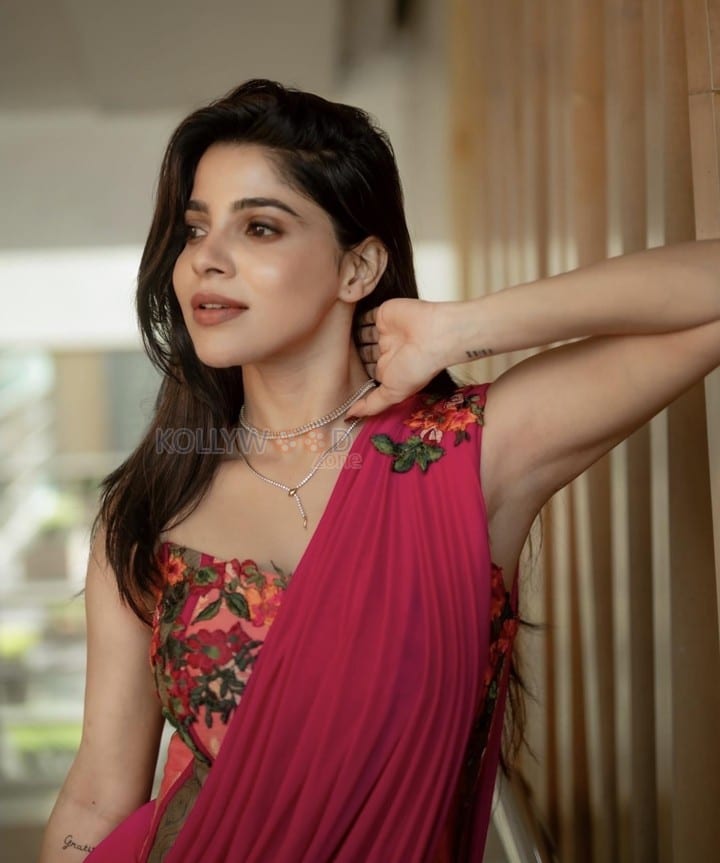 Madhil Mel Kaadhal Actress Divyabharathi in a Red Outfit Pictures 02