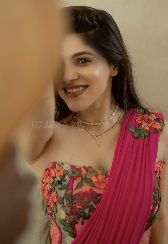 Madhil Mel Kaadhal Actress Divyabharathi in a Red Outfit Pictures 04