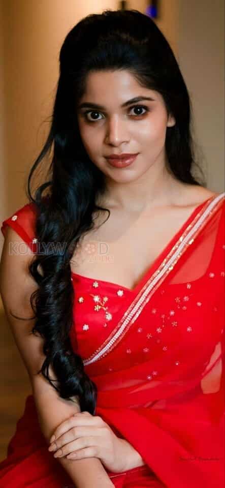 Madhil Mel Kaadhal Movie Actress Divya Bharathi Sexy Photos 06