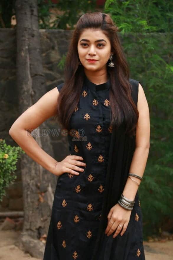 Munnodi Movie Heroine Yamini Bhaskar Photos 01