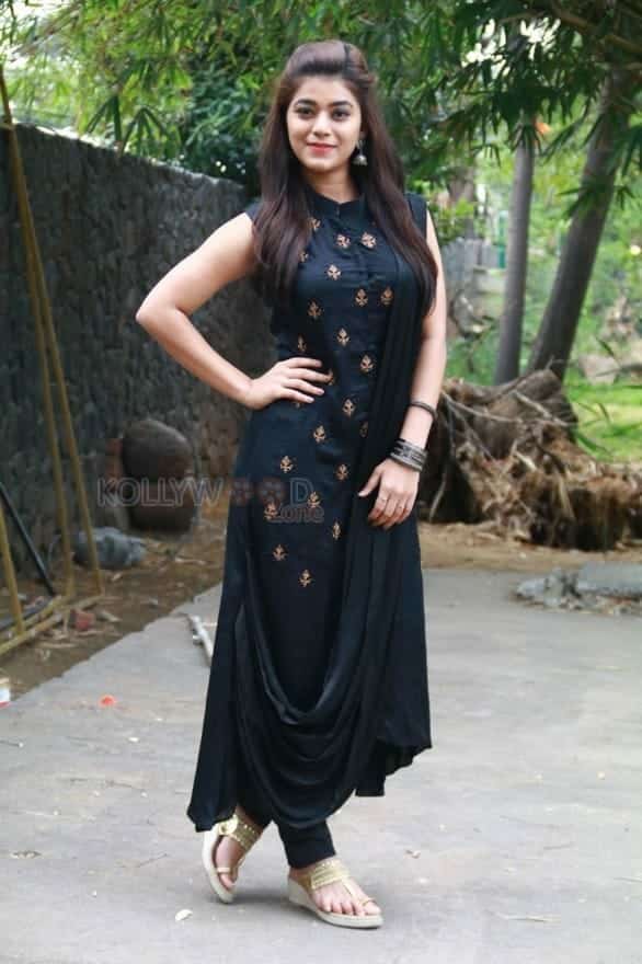 Munnodi Movie Heroine Yamini Bhaskar Photos 04