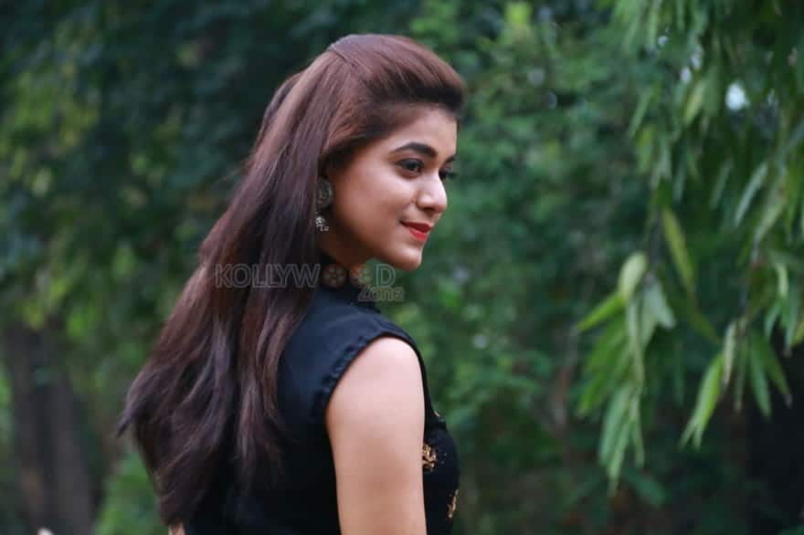 Munnodi Movie Heroine Yamini Bhaskar Photos 06