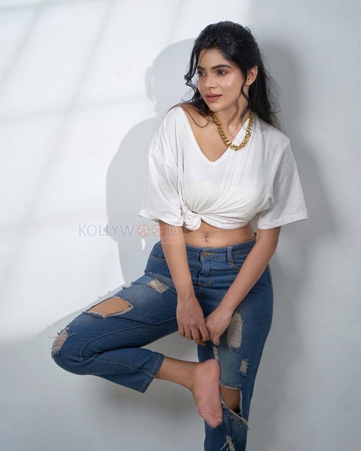 Sexy Divyabharathi Navel in a White Knot Front Crop Top and Blue Denim Photos 01