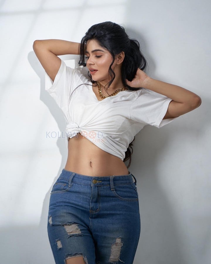 Sexy Divyabharathi Navel in a White Knot Front Crop Top and Blue Denim Photos 02
