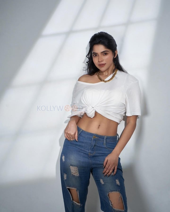 Sexy Divyabharathi Navel in a White Knot Front Crop Top and Blue Denim Photos 03