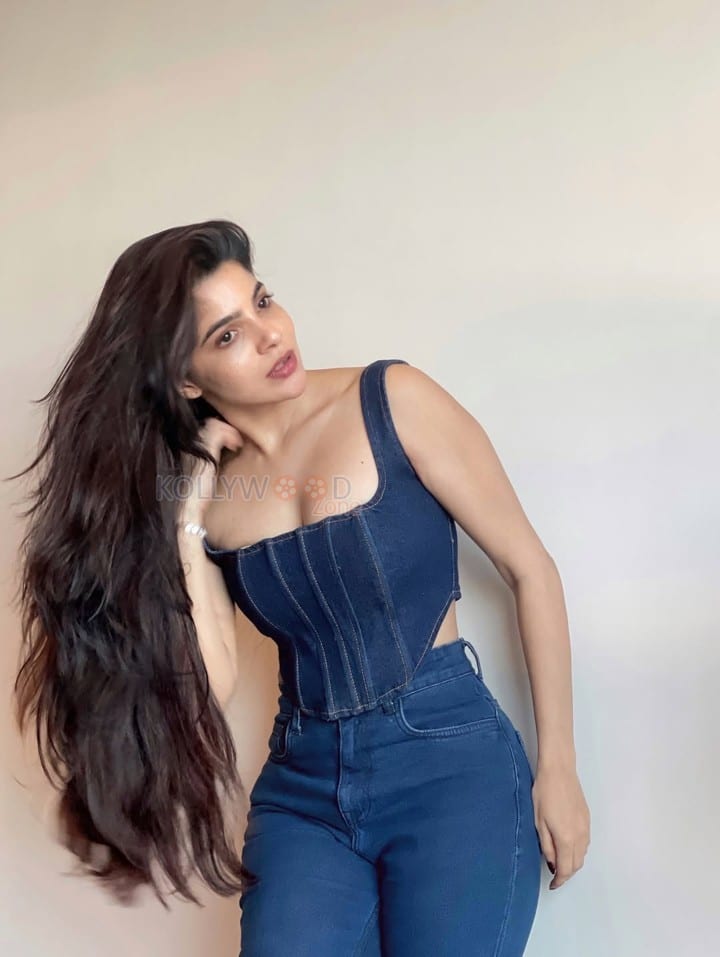Super Sexy DivyaBharathi Cleavage in a Blue Denim Corset Sleeveless Top and Jeans Photos 01