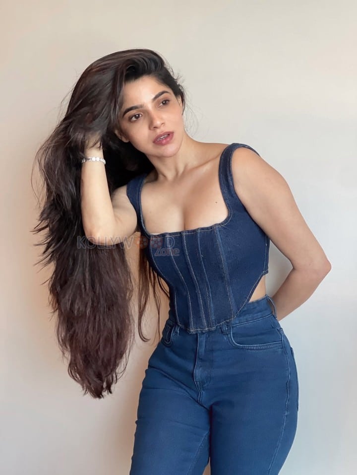 Super Sexy DivyaBharathi Cleavage in a Blue Denim Corset Sleeveless Top and Jeans Photos 03