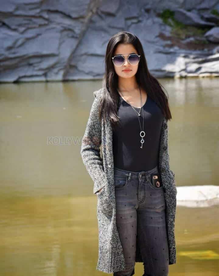 Tamil Actress Anusha Rai New Photoshoot Pictures 01