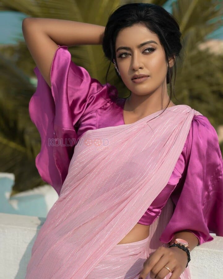 Tamil TV Actress and Model Roshni Haripriyan Photos 05