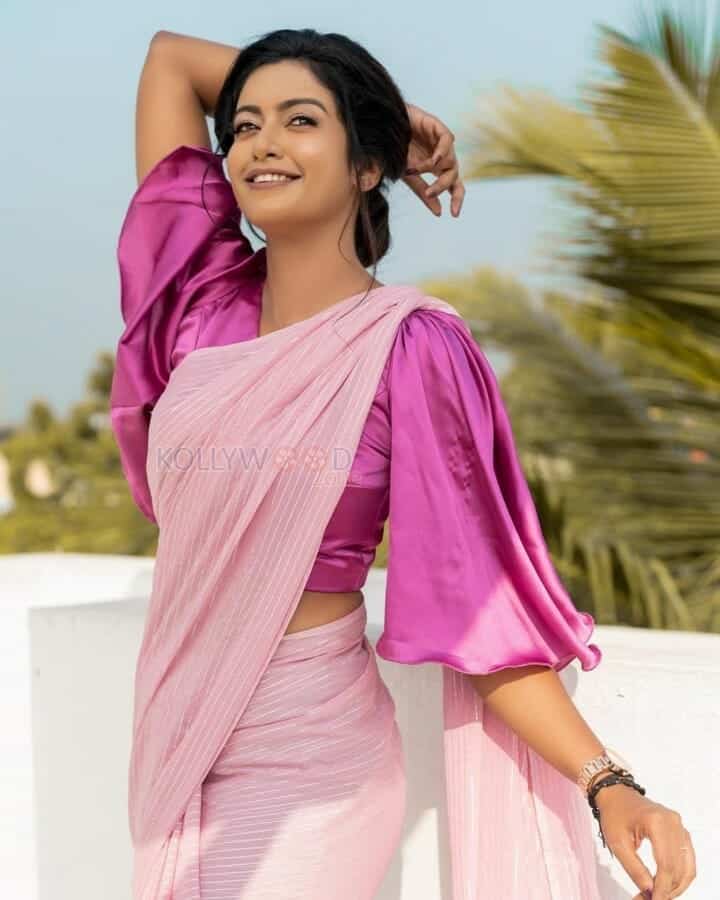 Tamil TV Actress and Model Roshni Haripriyan Photos 08