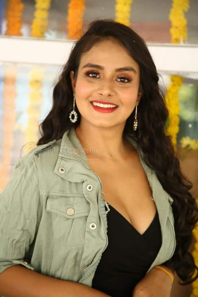 Actress Alisha Bose at SSD Movie Opening Photos 03