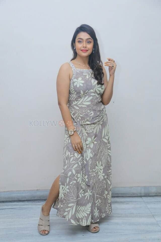 Actress Moksha at Neethone Nenu First Look Launch Pictures 01