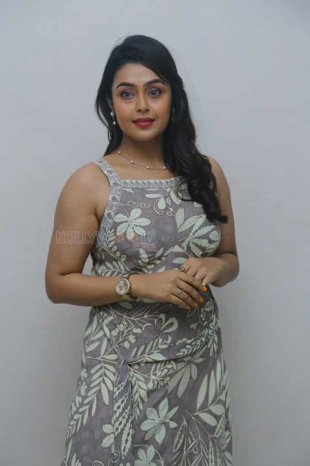 Actress Moksha at Neethone Nenu First Look Launch Pictures 17