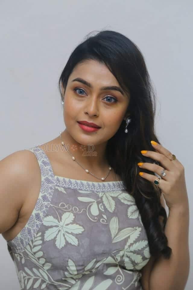 Actress Moksha at Neethone Nenu First Look Launch Pictures 20