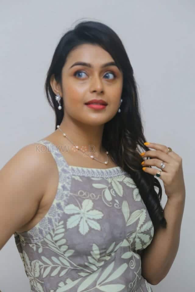 Actress Moksha at Neethone Nenu First Look Launch Pictures 22