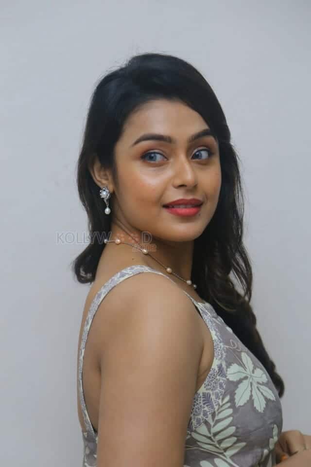 Actress Moksha at Neethone Nenu First Look Launch Pictures 23