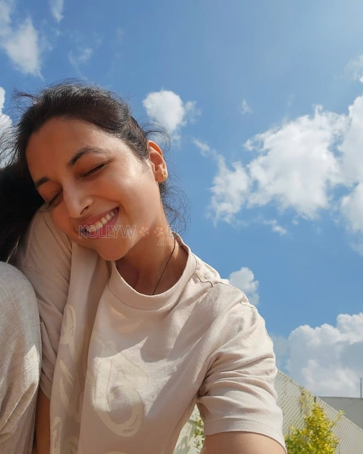 Cute Srinidhi Shetty Selfie Stills 02