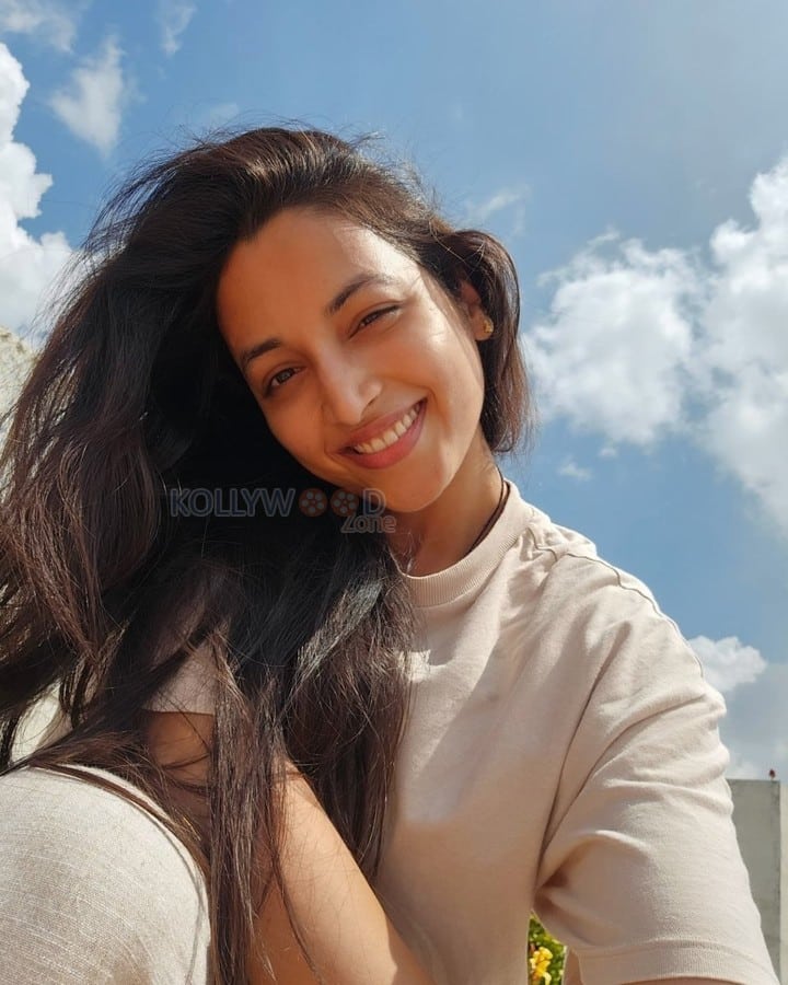 Cute Srinidhi Shetty Selfie Stills 03