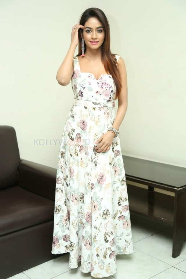 Actress Model Pooja Singh Glamorous Cleavage Photos 17