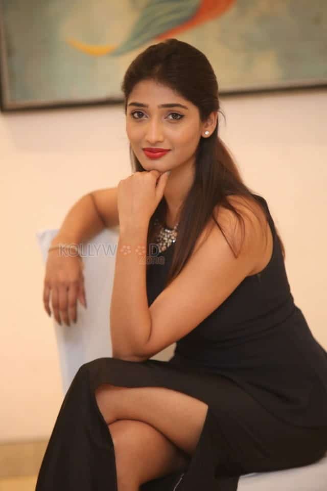 Actress Priya Vadlamani At Premaku Raincheck Movie Pre Release Event Photos 05