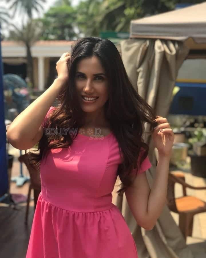 Actress Sonnalli Seygall Photos 01