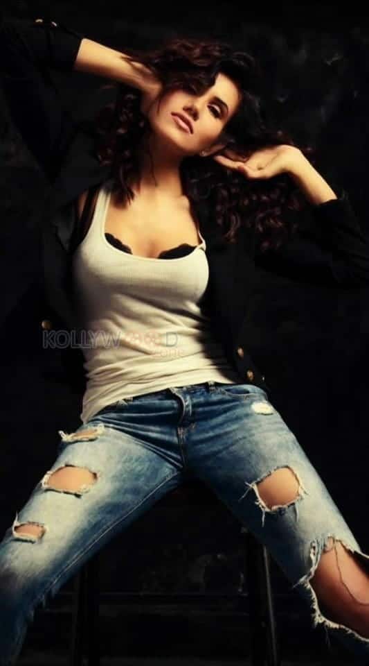 Actress Sonnalli Seygall Photos 06