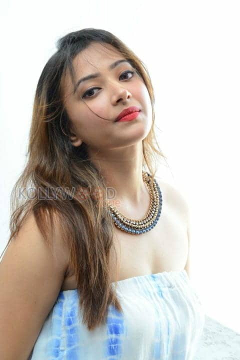 Actress Swetha Basu Prasad Sexy New Photos 20