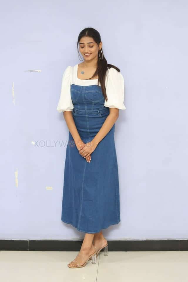 Priya Vadlamani At College Kumar Movie Teaser Launch Photos 09