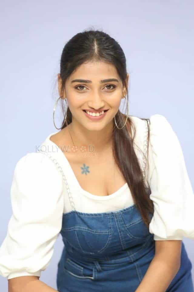Priya Vadlamani At College Kumar Movie Teaser Launch Photos 24