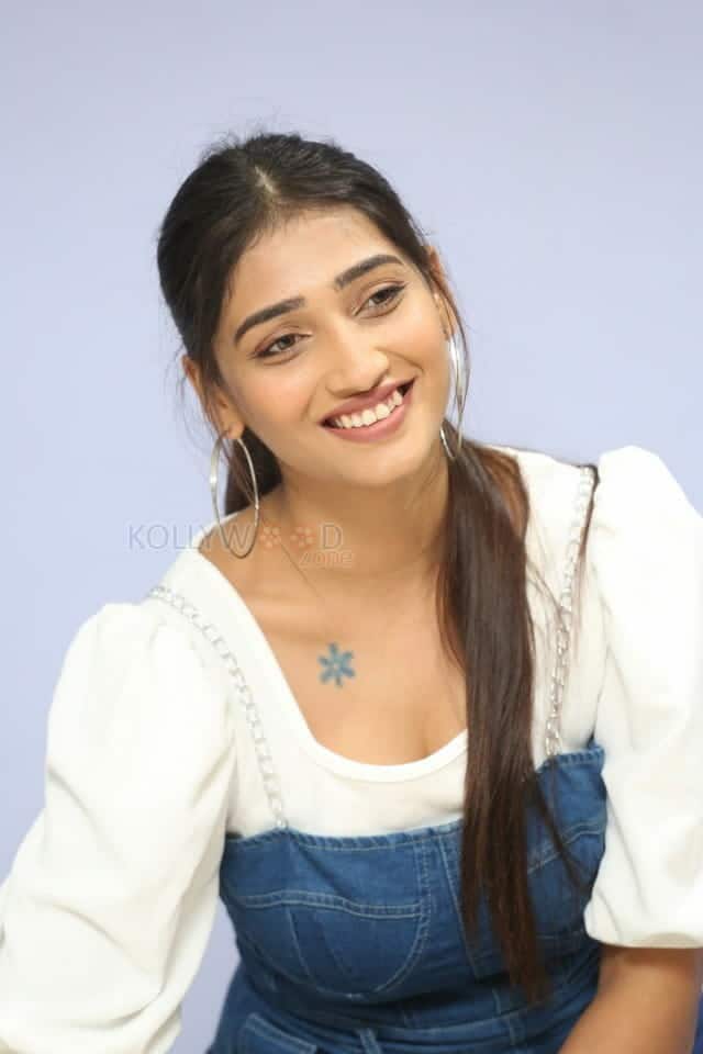 Priya Vadlamani At College Kumar Movie Teaser Launch Photos 25