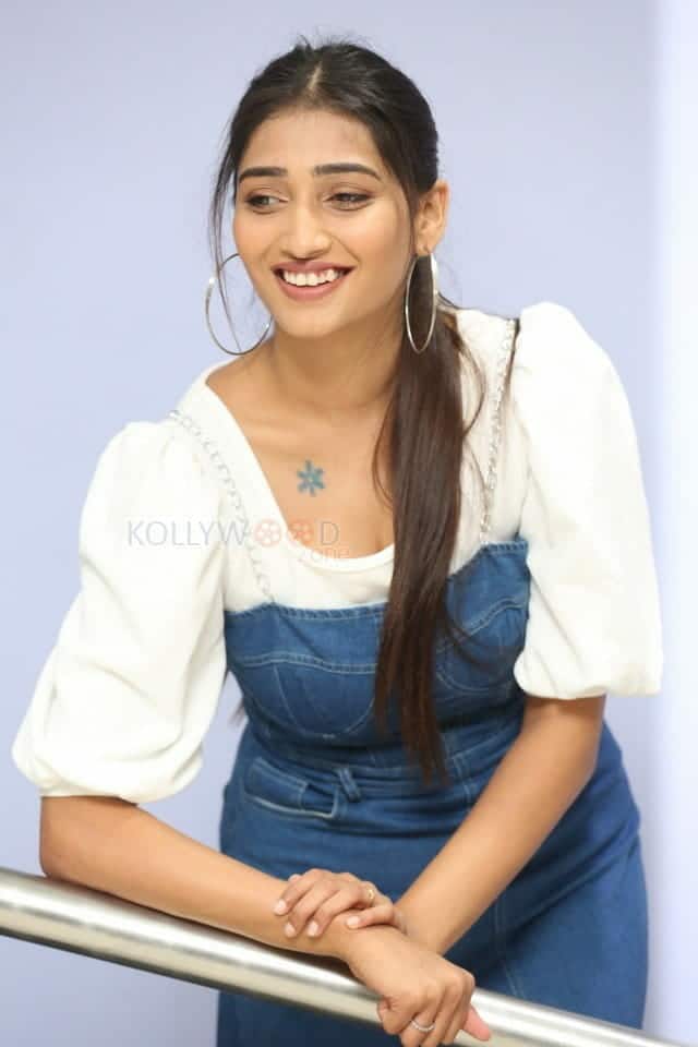 Priya Vadlamani At College Kumar Movie Teaser Launch Photos 26