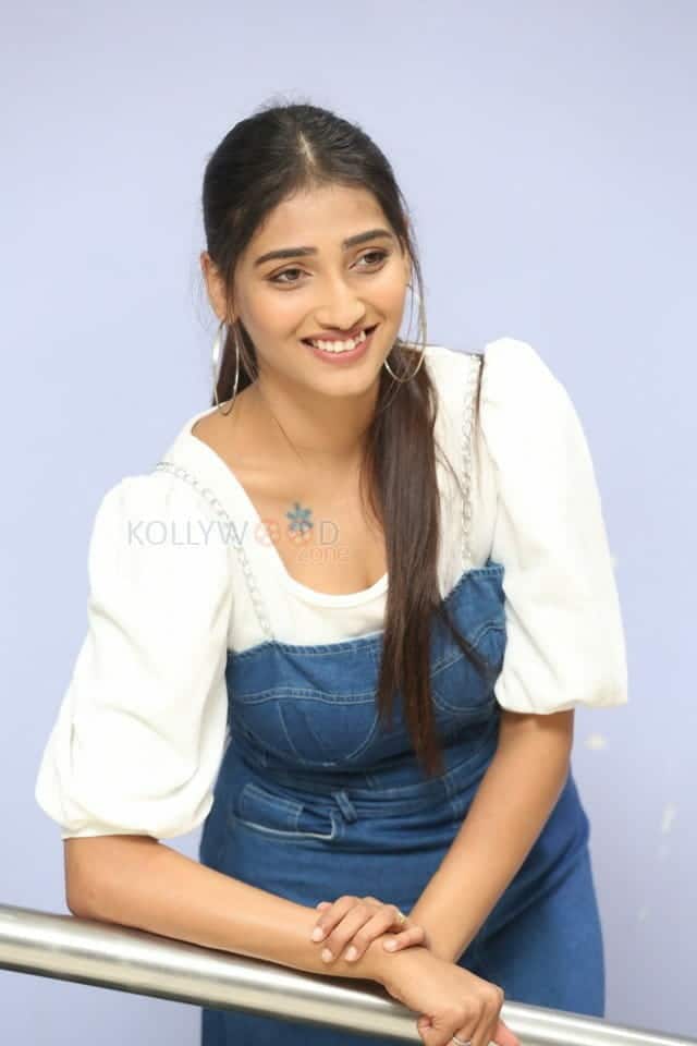 Priya Vadlamani At College Kumar Movie Teaser Launch Photos 27