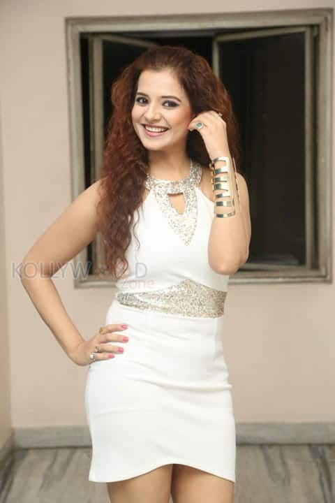 Sexy Actress Saloni New Pictures 55
