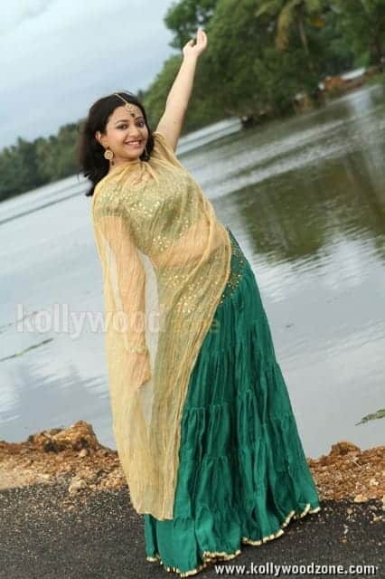 Swetha Basu Prasad Chandamama Movie Heroine Stills 01