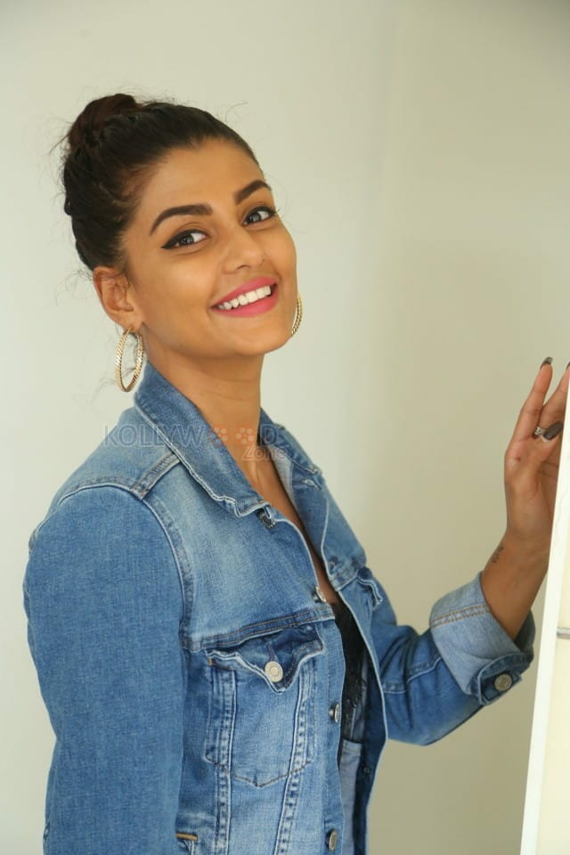 Actress Anisha Ambrose At Ee Nagaraniki Emaindi Press Meet Photos 06