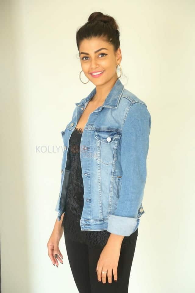 Actress Anisha Ambrose At Ee Nagaraniki Emaindi Press Meet Photos 10