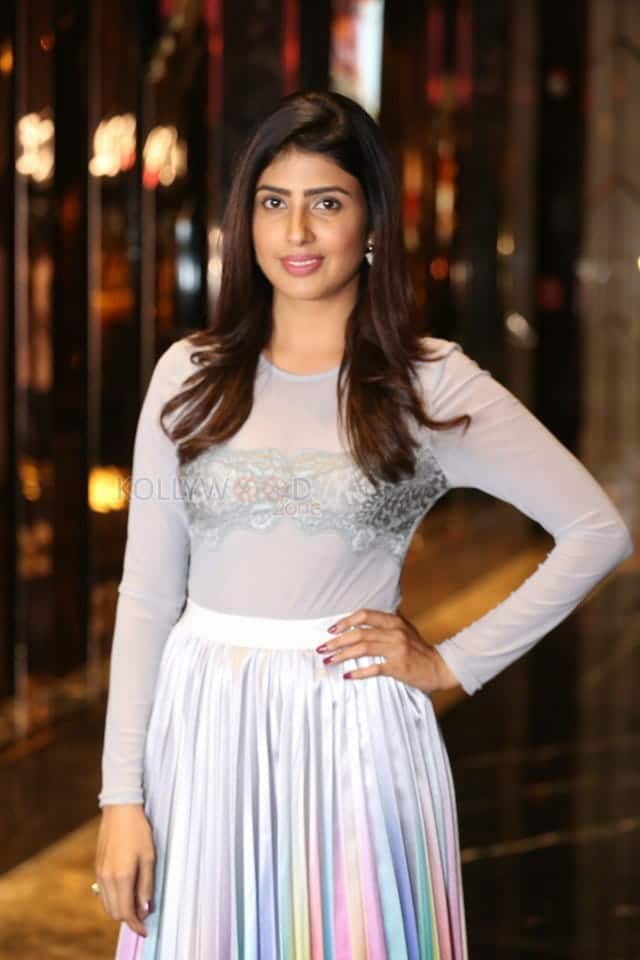 Actress Irra Mor At Bhairava Geetha Premiere Show Pictures 20